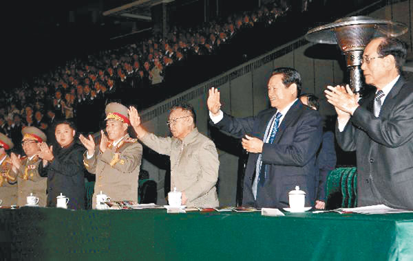 周永康(右二)曾與金正日(右三)及金正恩(右五)同台觀看表演。