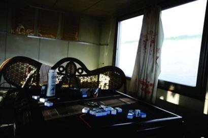 一場未完麻將:“玉興8號”船艙內的麻將桌上還散落著麻將牌