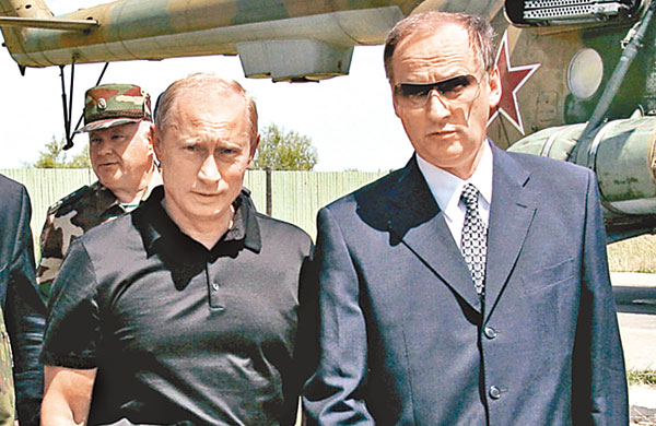 有傳帕特魯舍夫(右)發動政變,並且控制普京(左)。