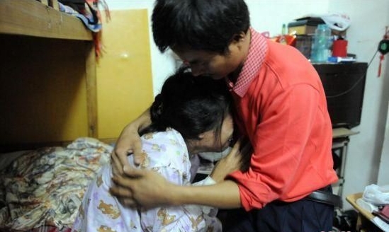 7日中午,西鄉河東社區,楊武(化名)和妻子王娟(化名)絕望無助相擁而泣。