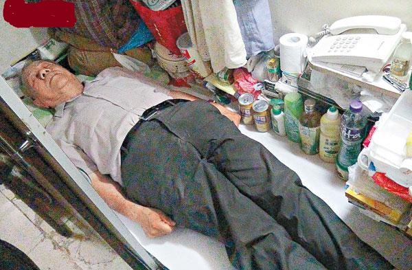 租住「太空艙」的張伯坦言環境太擠迫， 床位僅可容納一個人睡下。