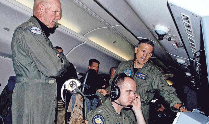 美國新任太平洋艦隊司令斯威夫特海軍上將（左）18日乘搭美國最新型的P-8A海神式巡邏機在南海巡視7小時，稱為測試該型偵察機性能。