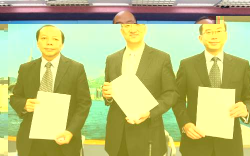 圖:(左起)法律政策專員潘英光、政制及內地事務局局長譚志源、政制及內地事務局副秘書長何健華公布填補立法會議席空缺安排諮詢報告