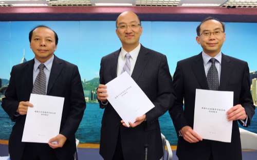 圖:(左起)法律政策專員潘英光、政制及內地事務局局長譚志源、政制及內地事務局副秘書長何健華公布填補立法會議席空缺安排諮詢報告