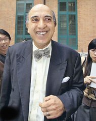 終院法官包致金昨拒絕回應是否不獲續約,笑說先待政府就此事作公告,他才考慮回應記者提問。