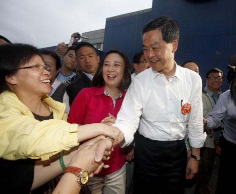 梁振英落區時握手握不停,有時更要同時「一握幾手」