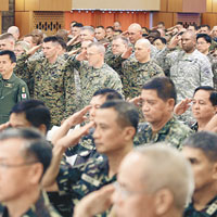 參與軍演的美菲等國人員,在開幕儀式上集體敬禮。