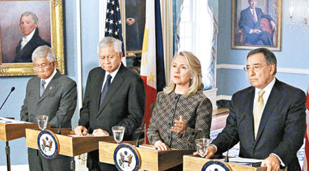 美國防部長帕內塔(從右至左)、國務卿希拉妮、菲外交部長羅薩里奧、國防部長加斯明共同見記者。