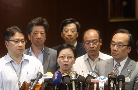 泛民怒轟曾鈺成決定,發言者是工黨的何秀蘭。