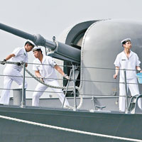 日方訓練艦松雪號正準備埋纜停泊馬尼拉港口。