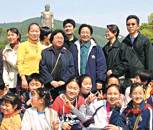 高瑛(後排左四)和李訥(後排左六)曾一起參觀無錫靈山大佛。