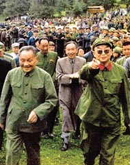 谷景生(右)與鄧小平早年視察軍隊。