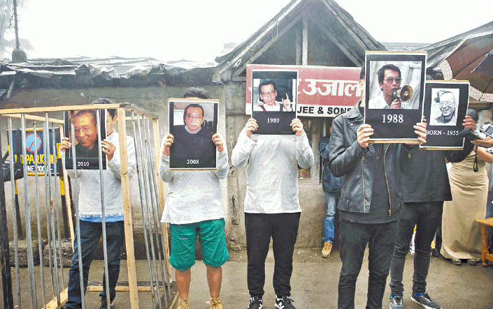 【印度】■達蘭薩拉有示威者高舉劉曉波的相片促請中國釋放劉曉波。美聯社