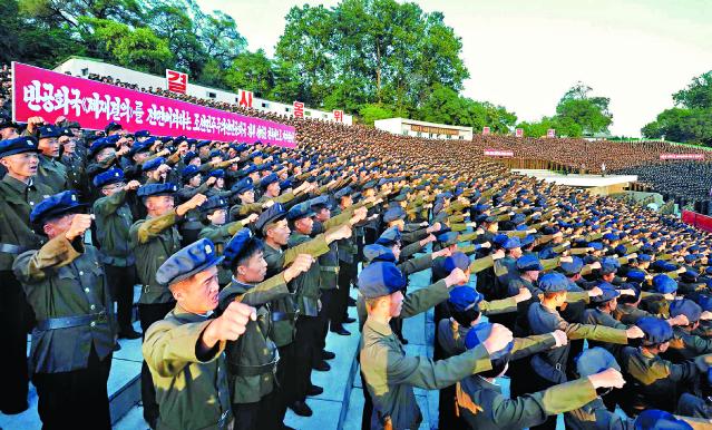北韓朝中社發放照片，展示一批青年、工人和工會成員在平壤集會，抗議聯合國安理會對北韓的制裁。
