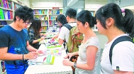 距離開學只剩一星期,家長學生仍要到各大書局「撲書」。