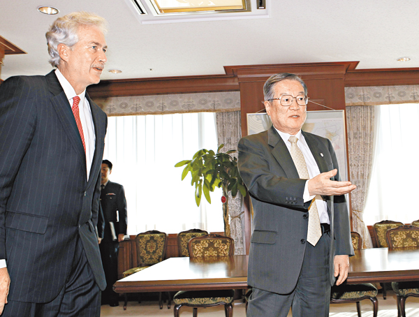 伯恩斯(左)前日與森本敏在日本會面。(