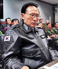 李明博在青瓦台戰況室召開緊急會議
