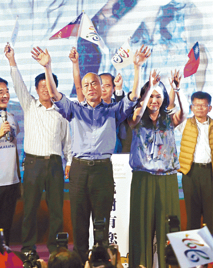 韓國瑜當選高雄市長,與粉絲慶祝時感觸落淚