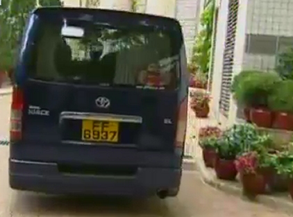 屋宇署今日下午派人到特首梁振英的山頂大宅,進行視察,跟進兩項僭建問題。