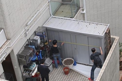 屋宇署傍晚派人到特首梁振英山頂大宅視察,4號屋地下室外牆已打開入口,內裏有30平方米空間,高約2米半。