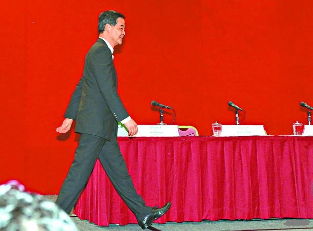 梁振英昨出席施政報告及財政預算案諮詢會時,被現場人士「柴台」。