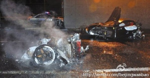 網絡上流傳的一張令計劃的兒子所開的法拉利車禍後的照片。