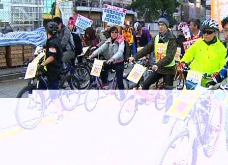 爭取全民退休保障聯席發起車隊慢駛遊行,要求特首梁振英下月發表施政報告,答應落實全民退休保障。