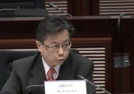 立法會委員會討論特首梁振英山頂大宅僭建，屋宇署長區載佳說，封住地下空間入口不是能接受的補救方案。