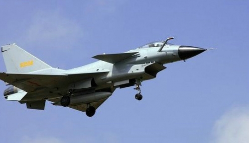 中國空軍以殲-10戰機為核心,執行了此次空中巡航任務。10餘架戰機的同時行動,顯然準備非常充分。