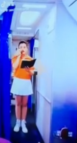 空姐在廣播器上宣讀誓詞