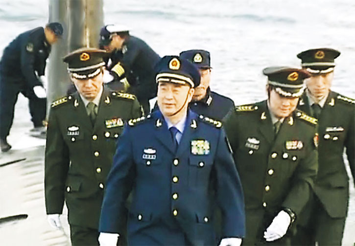軍委副主席許其亮(前排中)在青島考察部隊時,登上一艘戰略核潛艇。