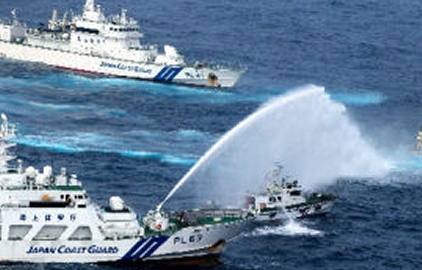 日本海上保安廳派出8艘船艦攔截台灣保釣船及台灣海巡署4艘巡邏船,雙方更一度互射水炮,台船最終撤離