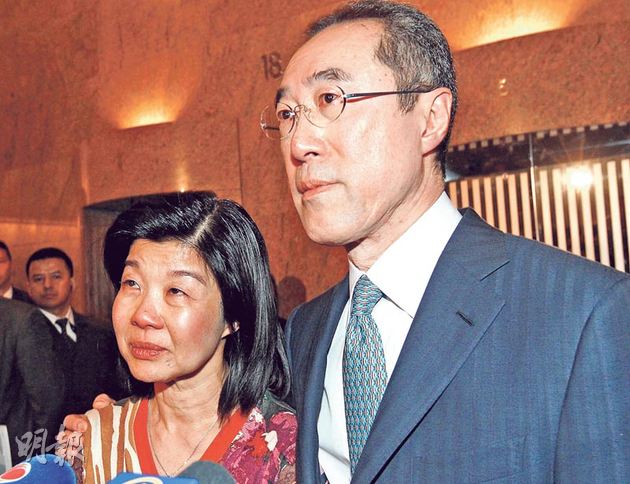 去年揭發「僭建地牢」後,正值參選特首的唐英年(右),2月16日高調與太太郭妤淺(左)會見傳媒,指建地庫是太太的主意。不過,唐太今次未有被律政司票控,但檢控名單卻出現了一名神秘的「業主代理人」。