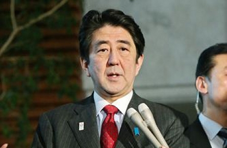 日本首相安倍晉三在香港時間今晨抵達美國華府訪問,期盼美國與日本一起對中國展示堅定、團結姿態。圖為安倍昨日出發前會見傳媒。