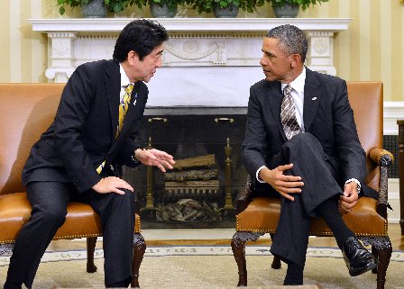 日本首相安倍晉三(左)22日在白宮與美國總統奧巴馬進行首次會晤。