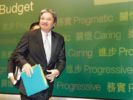 市民對財政司長曾俊華的財政預算案的不滿率由公布當日的31%大升至41%,滿意率則由30%大跌至23%。