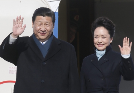 習近平與夫人彭麗媛下機時揮手。