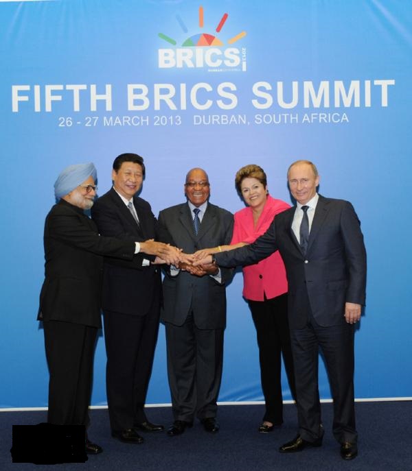 3月27日,習近平在南非德班出席金磚國家領導人第五次會晤。這是與會領導人集體合影。