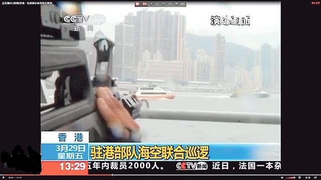 駐港解放軍在維港進行海空聯合演習,內容包括聯檢拿捕和跟蹤監視。央視畫面顯示,持自動步槍的解放軍特種兵乘導彈驅逐艦駛過西環對開海面。(中央電視新聞畫面)