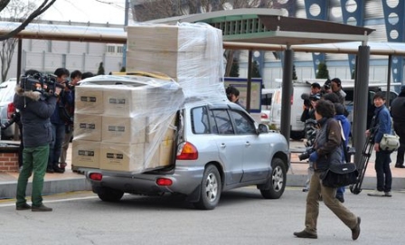 在邊境城市坡州，韓國傳媒9日包圍一輛從開城工業園返回的汽車。