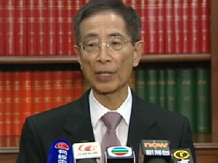 民主黨創黨主席李柱銘表示,他提出的特首選舉方案底線令很多爭取民主的朋友失望,他將這意見收回,並自認「老貓燒鬚」。