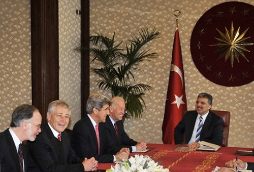 奧巴馬新外交安全班底的主要成員拜登、克裡和哈格爾(從右二至右四)。這是奧馬巴為推進自己的戰略計畫,而特意選定的人事安排。