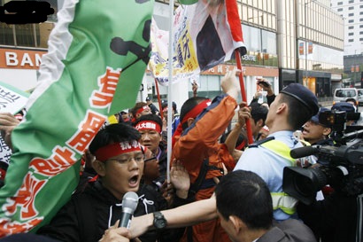 工人遊行到政府總部促與勞福局局長張建宗直接對話,期間情況一度混亂。