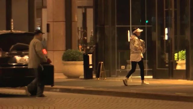 向心夫婦26日清晨偵訊結束後，搭車入住飯店。